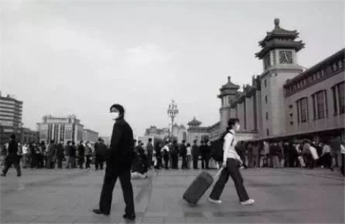 全副武裝的醫護人員和鐵路檢疫點